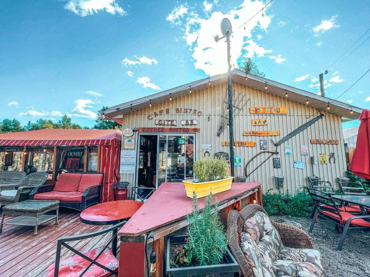 Auberge Mandala Saint Mathieu Du Parc Esterno foto