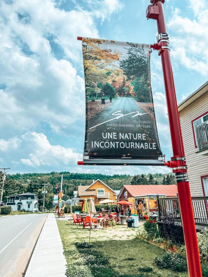 Auberge Mandala Saint Mathieu Du Parc Esterno foto